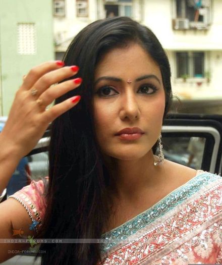  - 0 Hina Khan