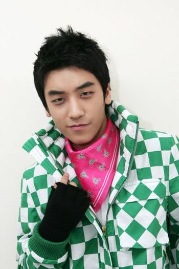 Seungri as Emy - The crazy school 1