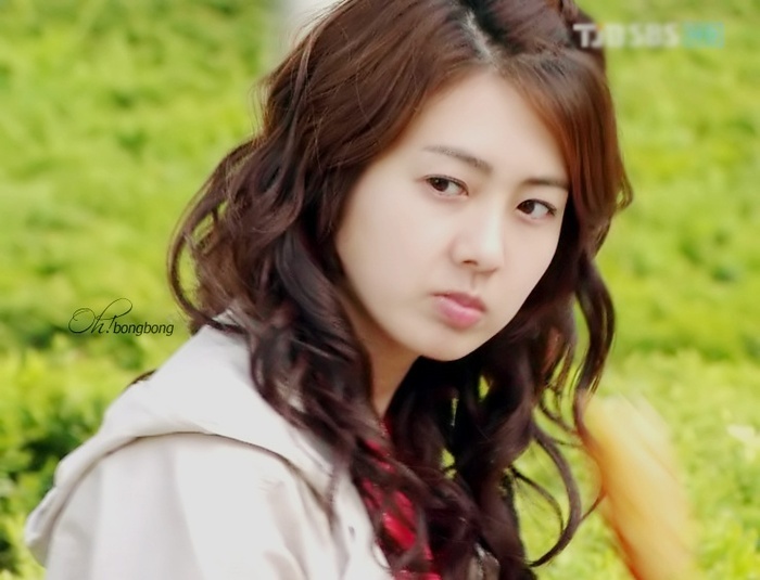 Lee Yo Won as Doamna Diriginta Alexandra