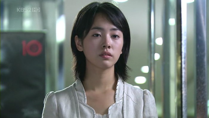 Han Ji Min as Doamna Cristina - The crazy school 1