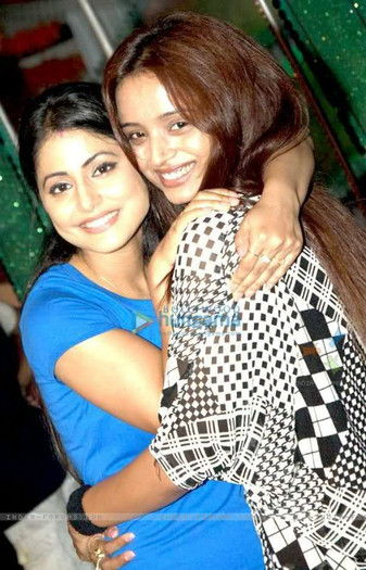 165958-hina-khan-and-parul-chauhan - x-In fiecare zi-x
