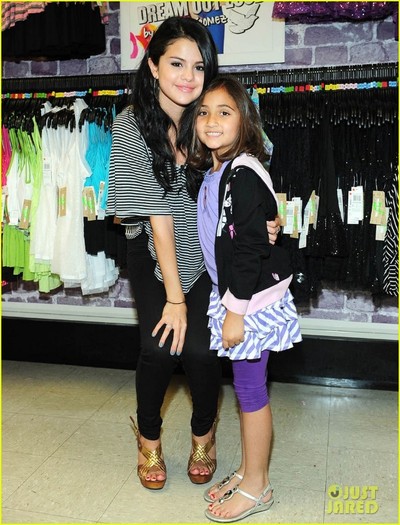 selena-gomez-z100-visit-10