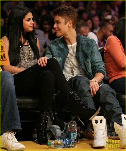 justin-bieber-selena-gomez-lakers-game-kiss-01 - Justin Bieber - Selena Gomez Kissy Couple at Lakers Game