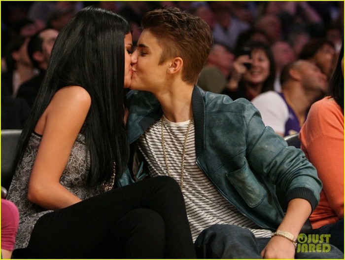 justin-bieber-selena-gomez-lakers-game-kiss-02 - Justin Bieber - Selena Gomez Kissy Couple at Lakers Game