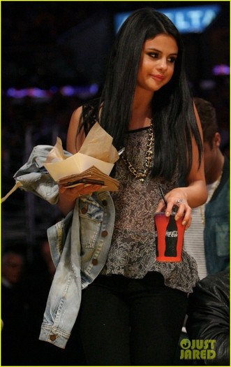 justin-bieber-selena-gomez-lakers-game-kiss-03 - Justin Bieber - Selena Gomez Kissy Couple at Lakers Game