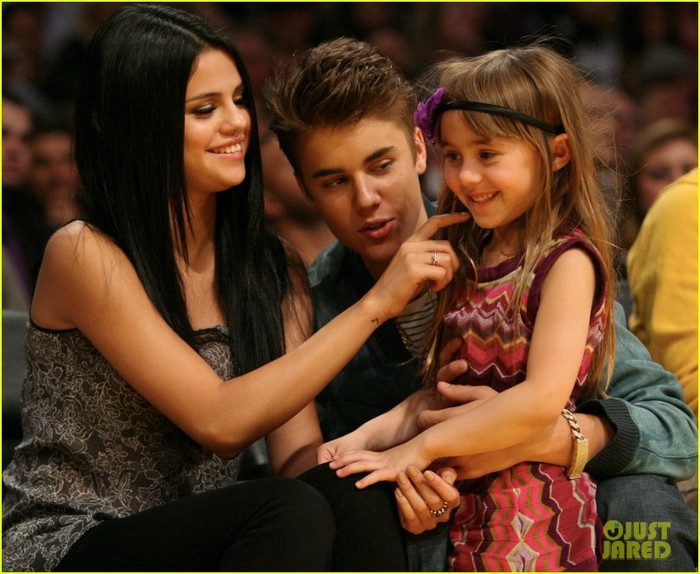 justin-bieber-selena-gomez-lakers-game-kiss-05 - Justin Bieber - Selena Gomez Kissy Couple at Lakers Game