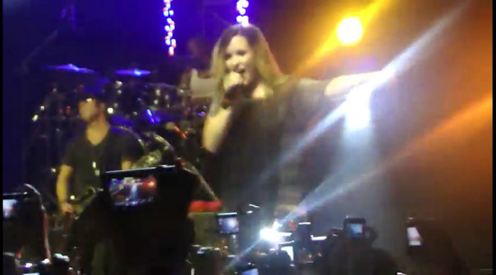 bscap0001 - Demi - Give Your Heart A Break - Sao Paulo 20 04 2012