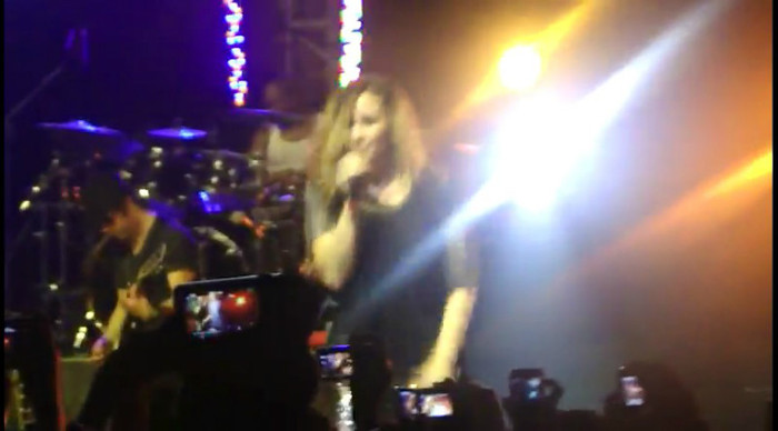 bscap0002 - Demi - Give Your Heart A Break - Sao Paulo 20 04 2012