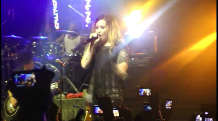 bscap0015 - Demi - Give Your Heart A Break - Sao Paulo 20 04 2012