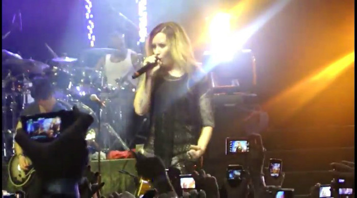 bscap0016 - Demi - Give Your Heart A Break - Sao Paulo 20 04 2012