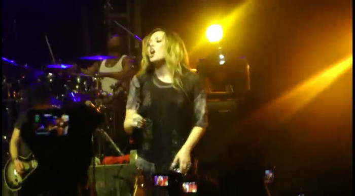 bscap0020 - Demi - Give Your Heart A Break - Sao Paulo 20 04 2012