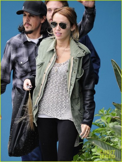 miley-liam-errands-02 - Miley Cyrus - Liam Hemsworth Busy Couple