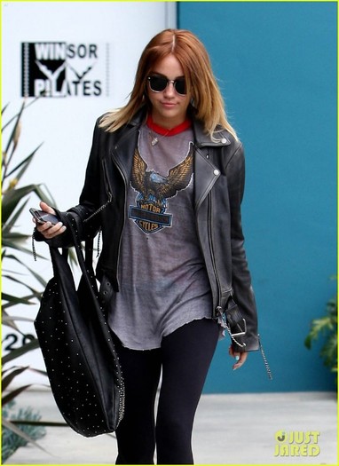 miley-liam-errands-05 - Miley Cyrus - Liam Hemsworth Busy Couple