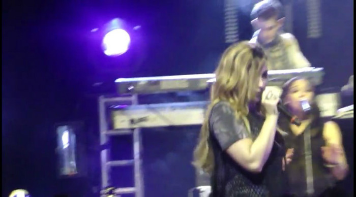 bscap0055 - Demi - Give Your Heart A Break - Sao Paulo 20 04 2012