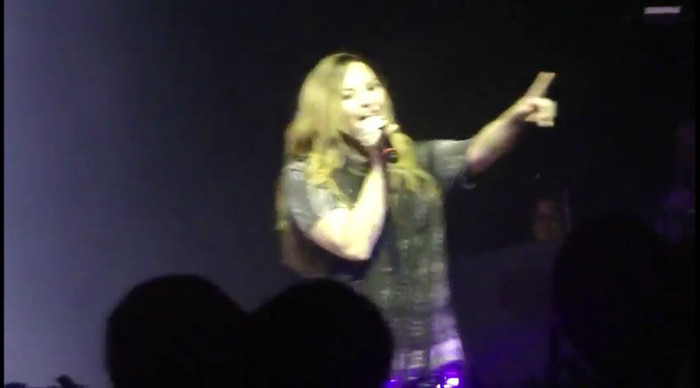 bscap0067 - Demi - Give Your Heart A Break - Sao Paulo 20 04 2012