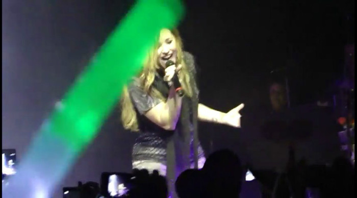 bscap0072 - Demi - Give Your Heart A Break - Sao Paulo 20 04 2012