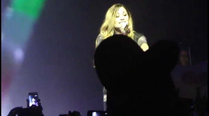 bscap0075 - Demi - Give Your Heart A Break - Sao Paulo 20 04 2012