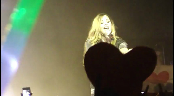 bscap0077 - Demi - Give Your Heart A Break - Sao Paulo 20 04 2012