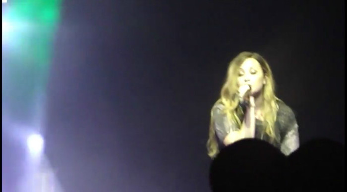 bscap0080 - Demi - Give Your Heart A Break - Sao Paulo 20 04 2012