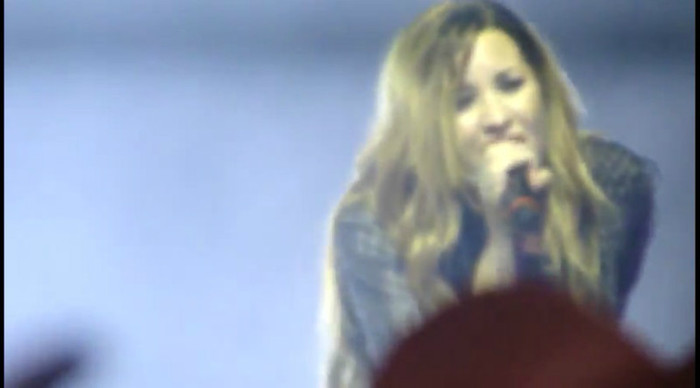 bscap0119 - Demi - Give Your Heart A Break - Sao Paulo 20 04 2012