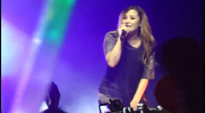 bscap0134 - Demi - Give Your Heart A Break - Sao Paulo 20 04 2012