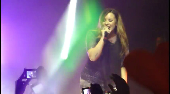 bscap0135 - Demi - Give Your Heart A Break - Sao Paulo 20 04 2012