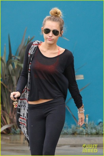 miley-cyrus-rain-day-03