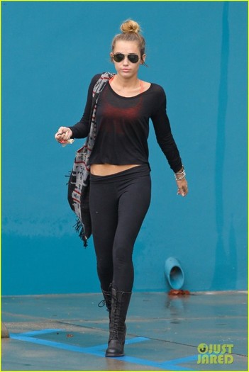 miley-cyrus-rain-day-04