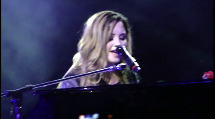 bscap0060 - Demi - Skyscraper - Sao Paulo 20 04 2012