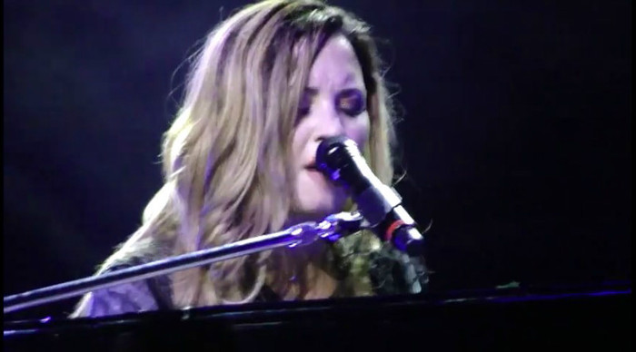 bscap0103 - Demi - Skyscraper - Sao Paulo 20 04 2012