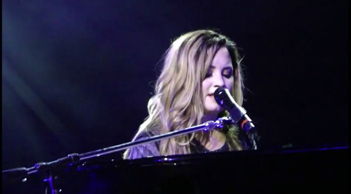 bscap0128 - Demi - Skyscraper - Sao Paulo 20 04 2012