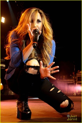 demi-lovato-brazil-concert07