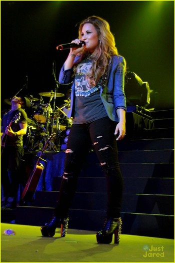 demi-lovato-brazil-concert08 - Demi Lovato Rocks Out in Rio