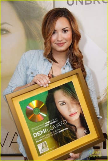 demi-lovato-peru-award-01 - Demi Lovato Gold Award in Rio