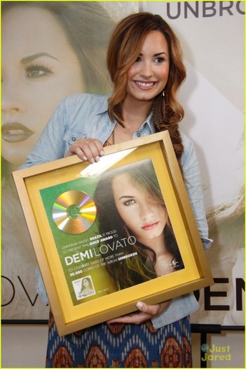 demi-lovato-peru-award-04 - Demi Lovato Gold Award in Rio