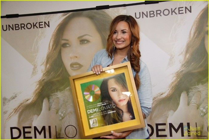 demi-lovato-peru-award-06 - Demi Lovato Gold Award in Rio