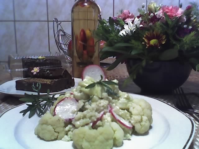 13-05-12_1328salata de conopida cu maioneza din ulei de masline,ridiche si cimbru de gradina; ...o salata binevenita dupa o noapte de chef(nunta)...:))
