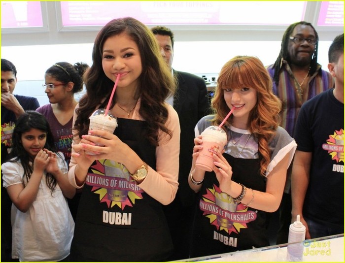 bella-thorne-zendaya-milkshakes-05 - Bella Thorne si Zendaya Make Millions of Milkshakes in Dubai