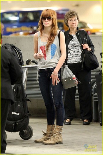 bella-thorne-miami-arrival-03