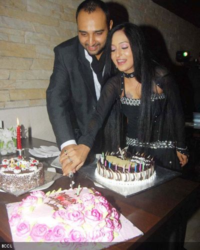 Sangeeta-Kapure-with-Romanch-Mehta-cuts-her-bday-cake-at-Malad-in-Mumbai-on-September-07-2011-