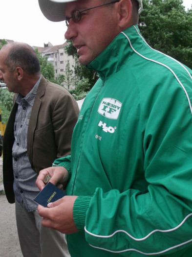 NELUTU ASTEAPTA LA RAND VIZA