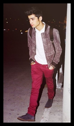 Poii` va dau o carte de colorat. Motanel si Azorel.