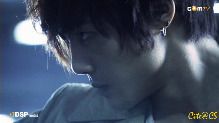 Yaaaa...[se repede la ea,dar se opri de a o musca]