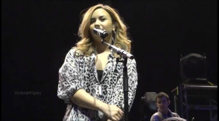 bscap0000 - Demi talk about Niall Horan Again Chile concert