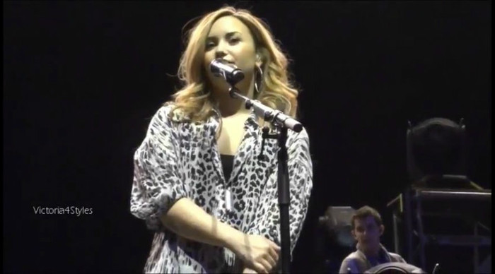 bscap0001 - Demi talk about Niall Horan Again Chile concert