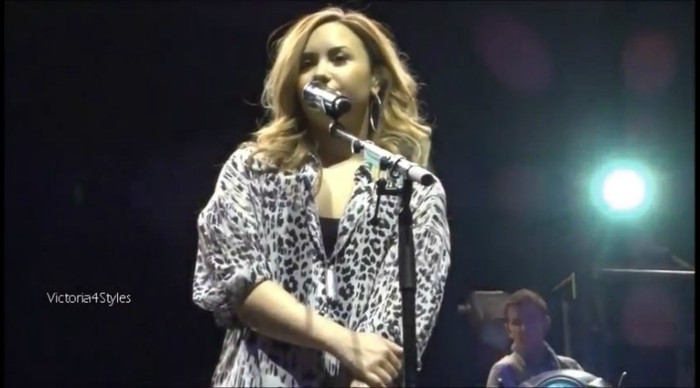bscap0002 - Demi talk about Niall Horan Again Chile concert