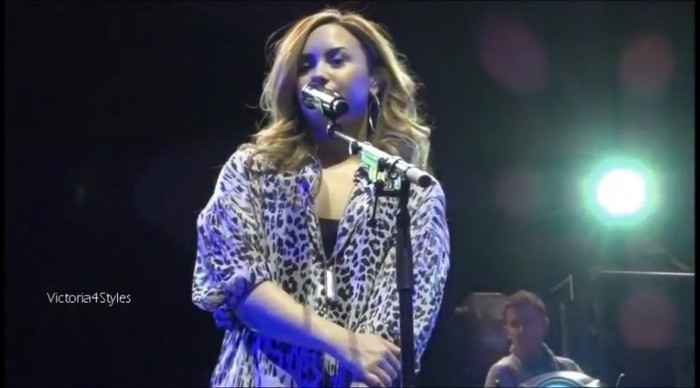 bscap0003 - Demi talk about Niall Horan Again Chile concert