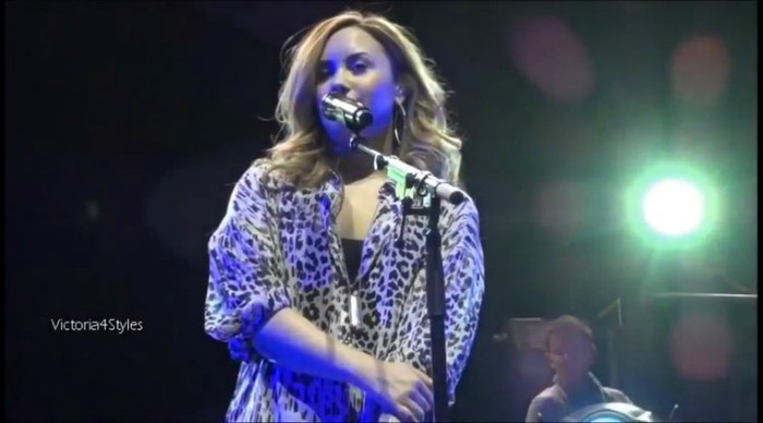 bscap0004 - Demi talk about Niall Horan Again Chile concert