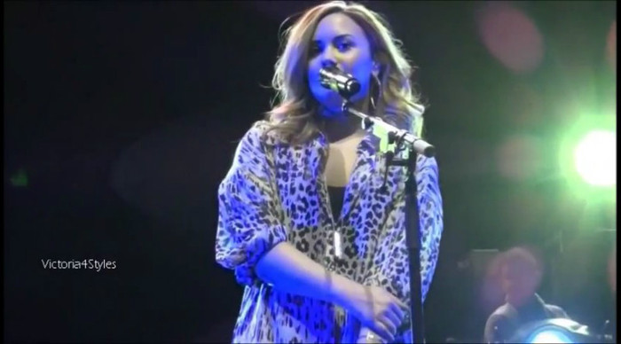 bscap0006 - Demi talk about Niall Horan Again Chile concert