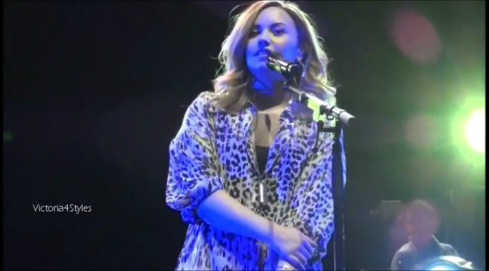 bscap0007 - Demi talk about Niall Horan Again Chile concert